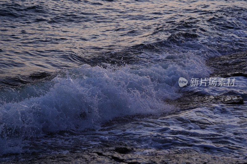 海浪拍打海岸景象