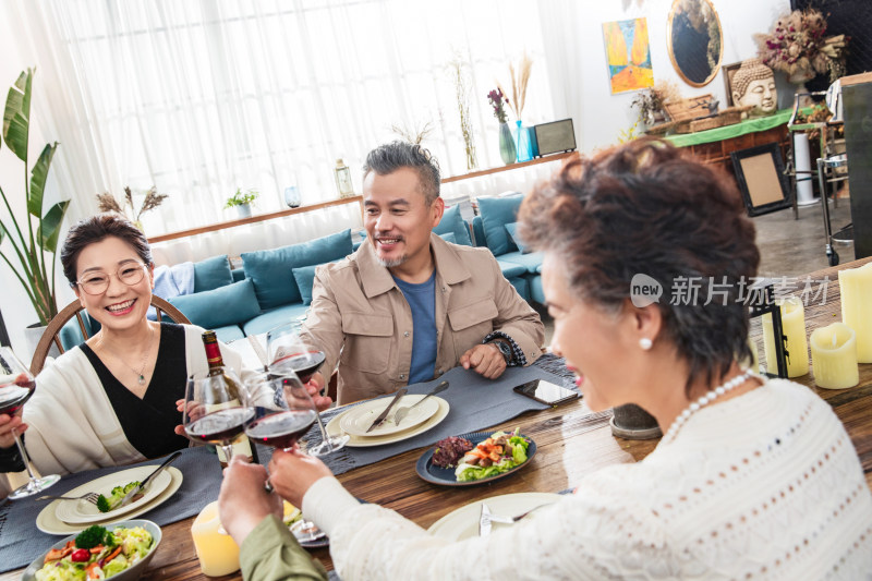 举杯庆祝的两对中老年夫妇