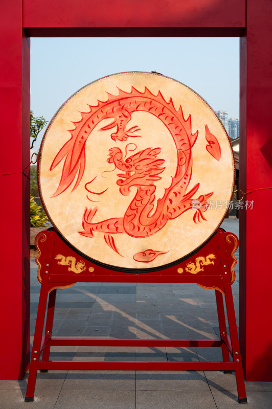 画着中国龙的立式大鼓，用红色的支架支撑着