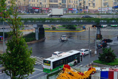 下雨天的青岛的马路