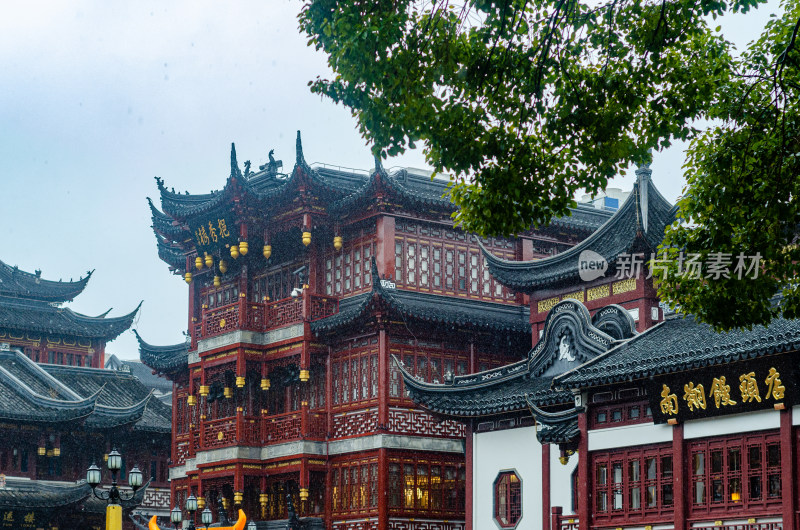 中国上海黄浦区城隍庙的挹秀楼雨景