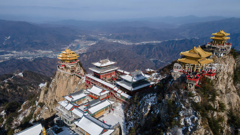 河南老君山飞雪中的千年古树冬季航拍