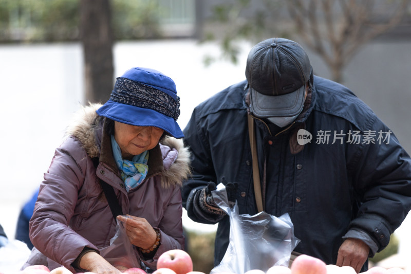 早市买菜卖菜的人们