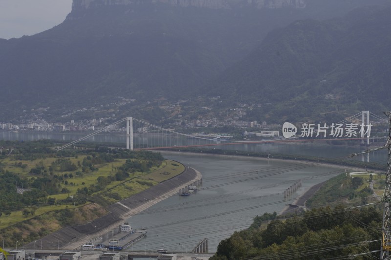 山水间的跨江大桥全景