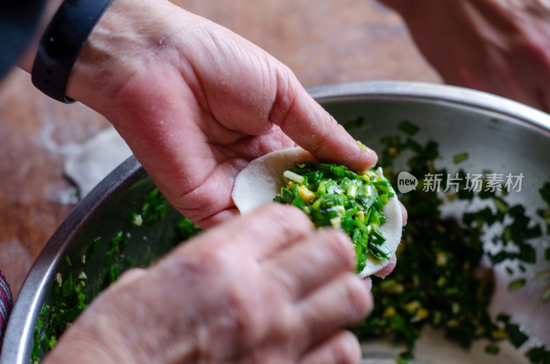 厨房包韭菜馅饺子手部特写