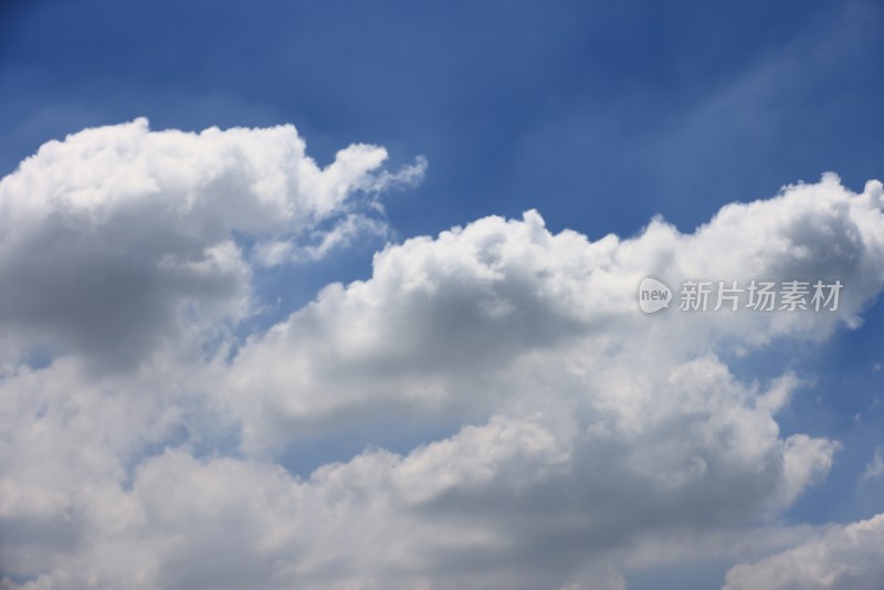 蓝天白云 云层的低角度视图