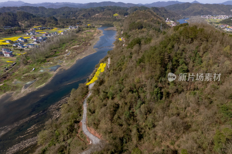 山川丘陵河流小村庄航拍图