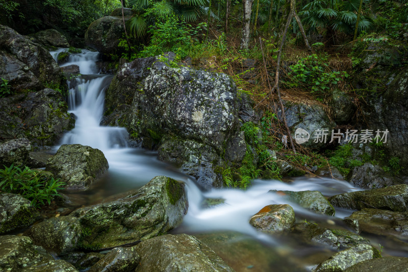 山林间的溪流与岩石景观