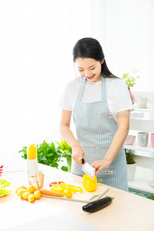 年轻女子在厨房做饭