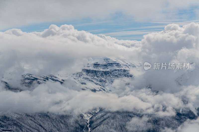 云雾中的雪山