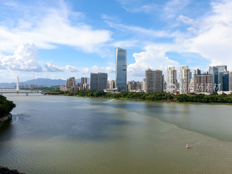 蓝天白云下，广东省惠州市现代城市建筑风光