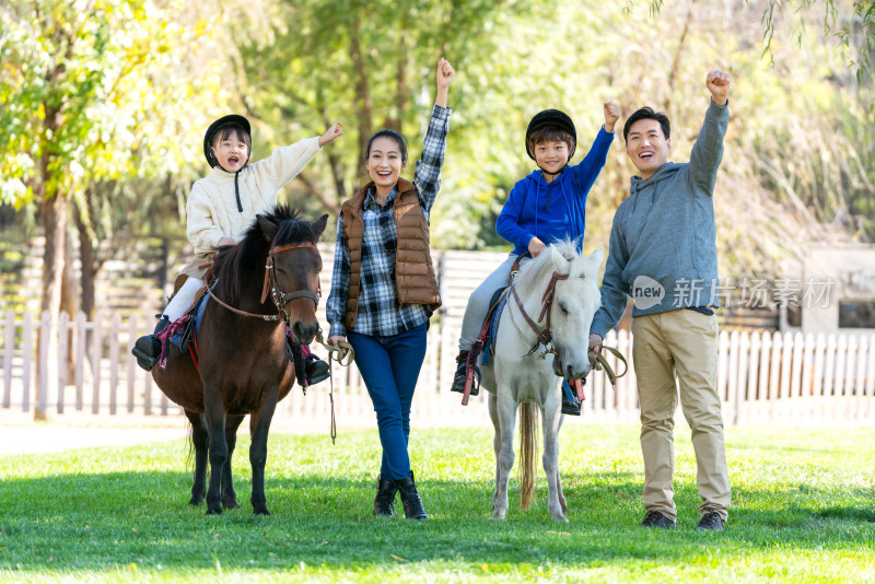 父母带孩子骑马