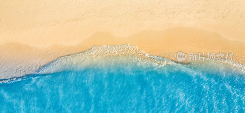 美丽的蓝色海水海浪沙滩