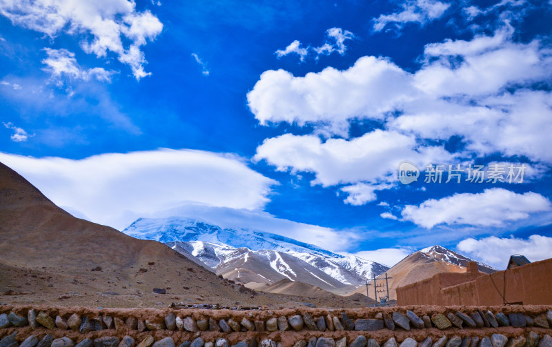 新疆帕米尔高原克州慕士塔格峰山下村庄