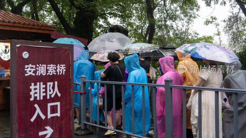 成都都江堰景区雨季的风景及游客