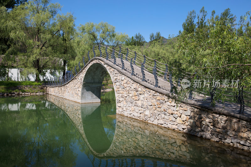 百里画廊滴水壶景区的跨湖石桥