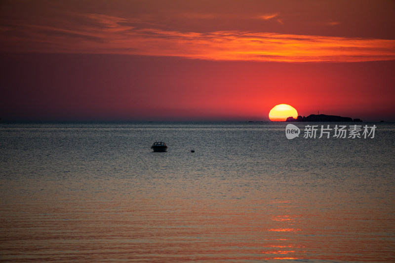 山东烟台第一海上浴场栈桥海上日出景观