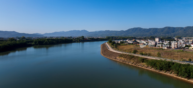 河岸村庄氛围航拍