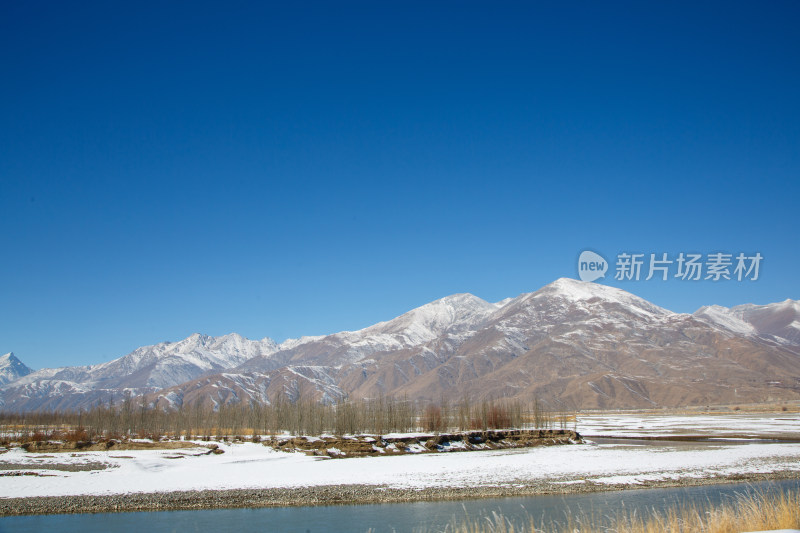 中国西藏冬季拉萨河雪景