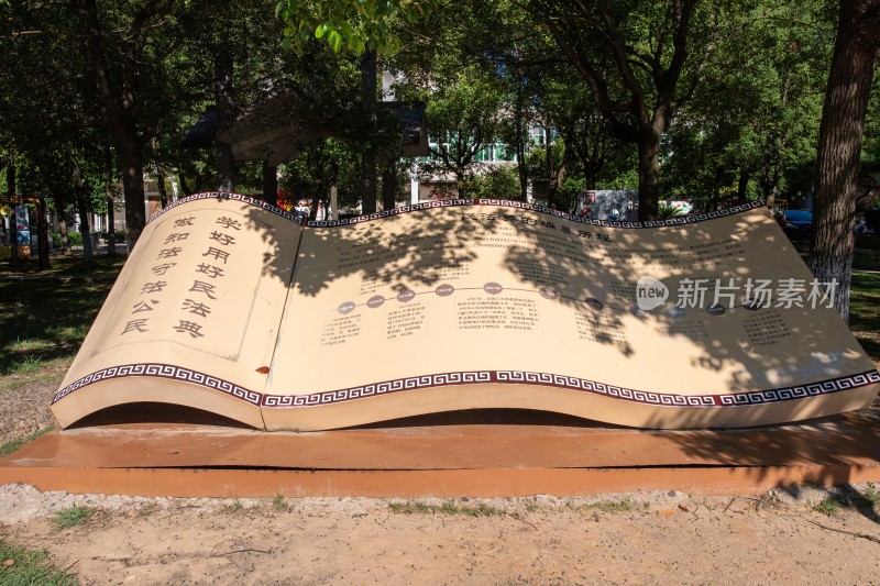 江西金溪：法治宣传园法治文化长廊设计精美