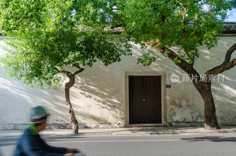 中国福建省福州市于山风景区街道骑车经过