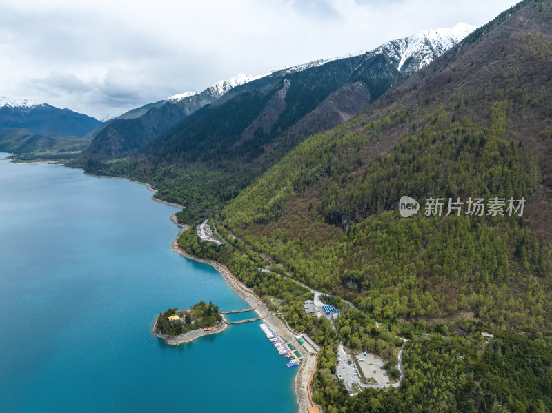 西藏林芝地区巴松错村庄神湖春色高空航拍