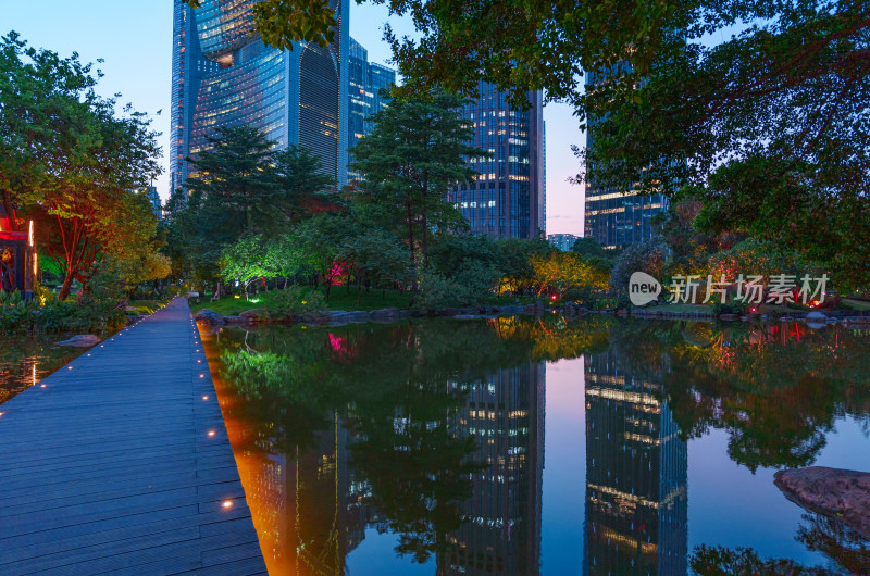 广州珠江新城花城广场公园湖泊与城市建筑