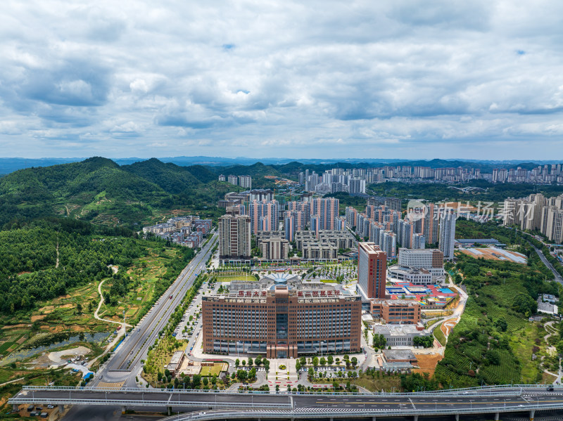 航拍白天贵州遵义市新蒲新区遵义医科大学