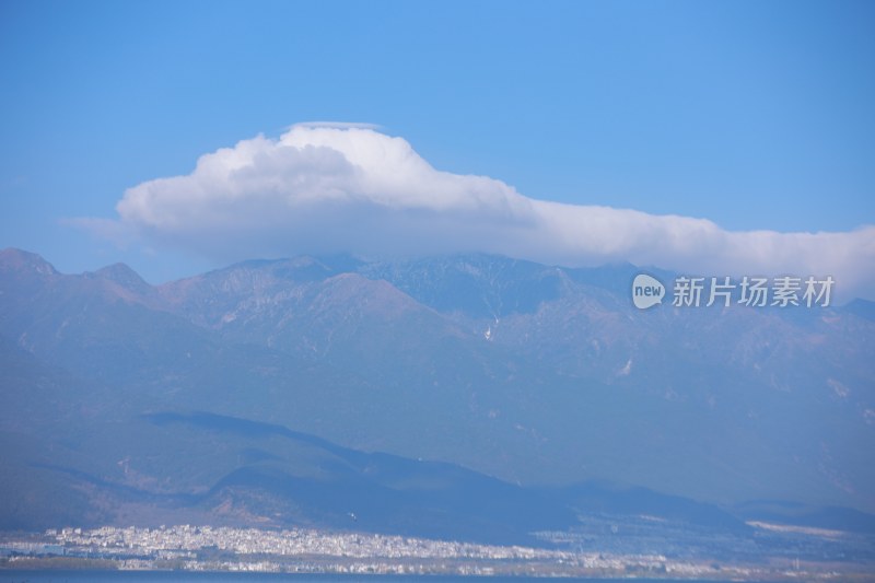 蓝天白云下的连绵山脉苍山洱海壮丽景象