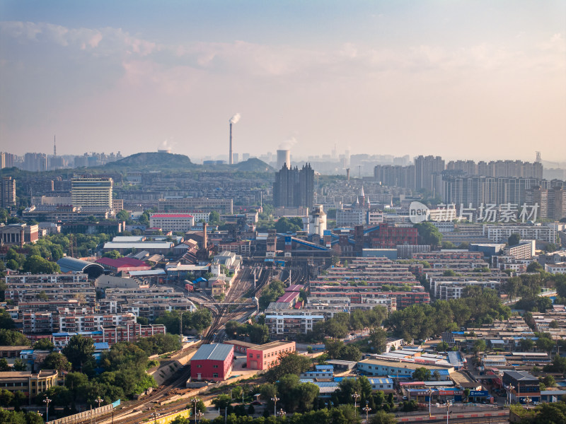 河北唐山南站城市中火车轨道与建筑鸟瞰全景