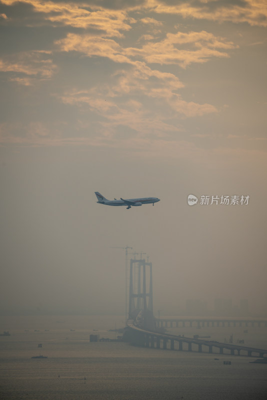 空中飞行的客机特写