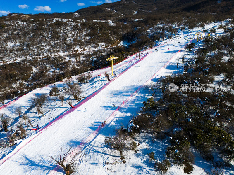 雪山滑雪场俯瞰场景