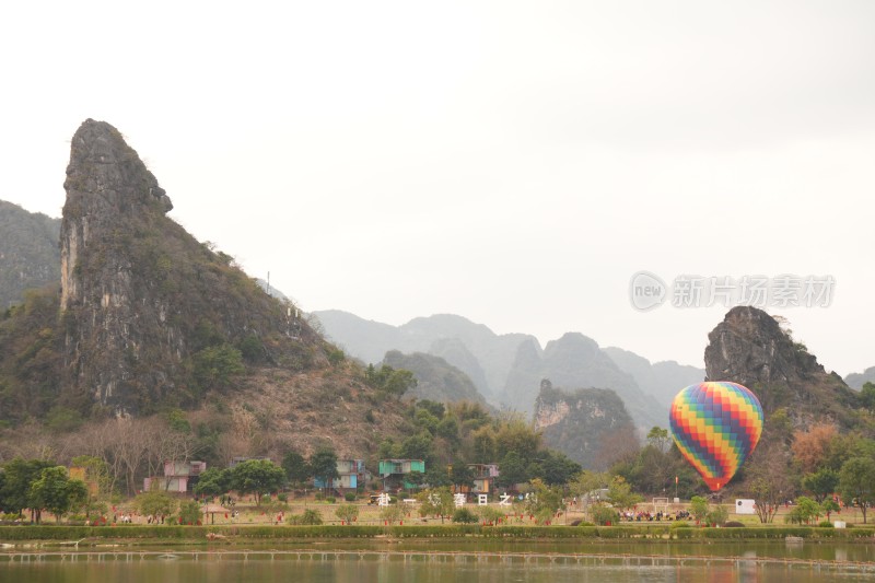 山水间的小火车与多彩热气球景象