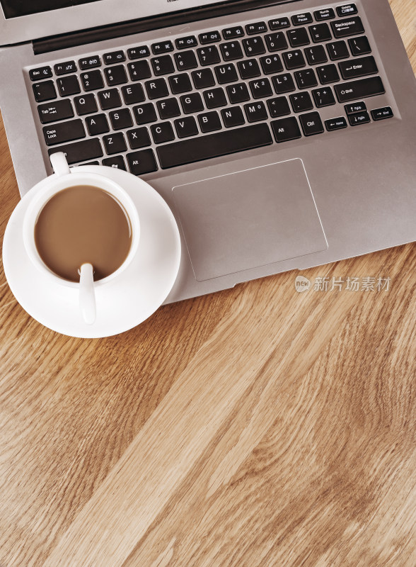 办公桌上的电脑与咖啡