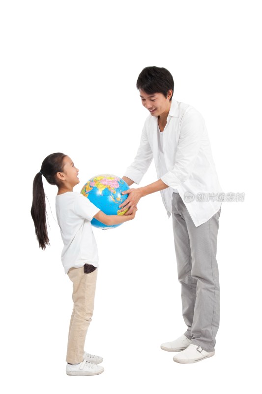 棚拍休闲装年轻父亲,小女孩抱地球仪
