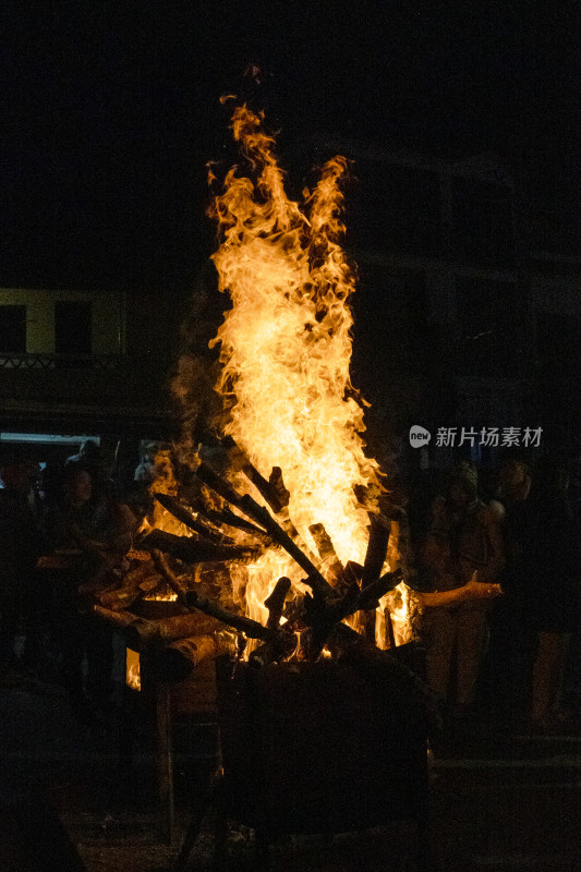 夜晚熊熊燃烧的篝火特写