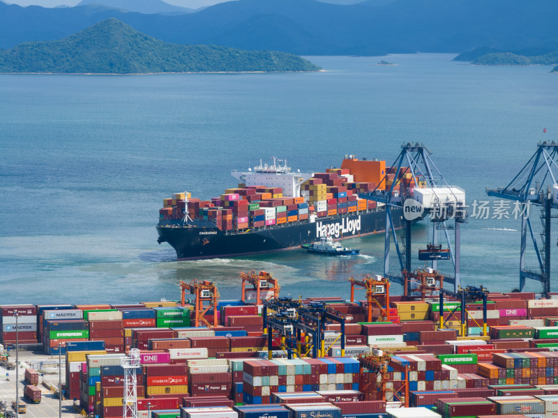 港口集装箱货轮装卸场景