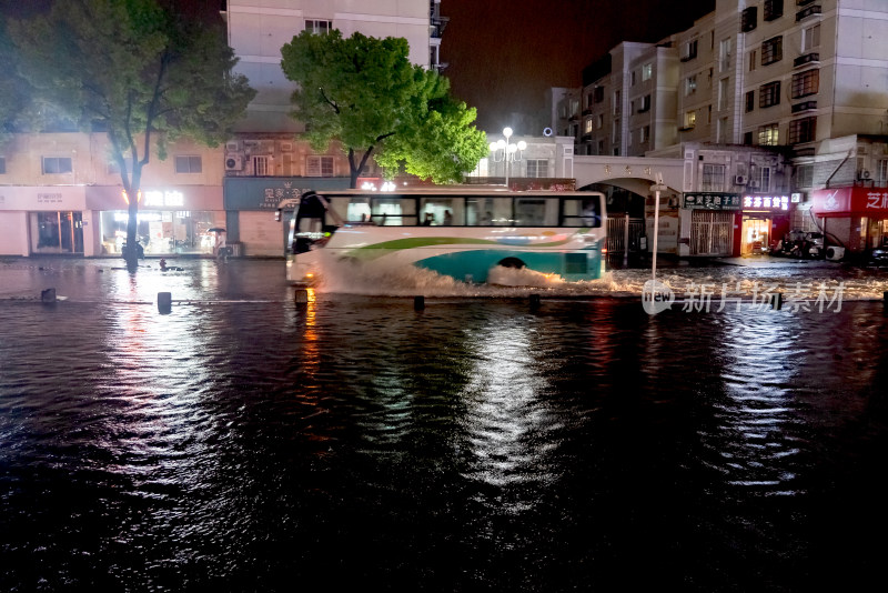 台风携带暴雨造成城市积水内涝出行不便