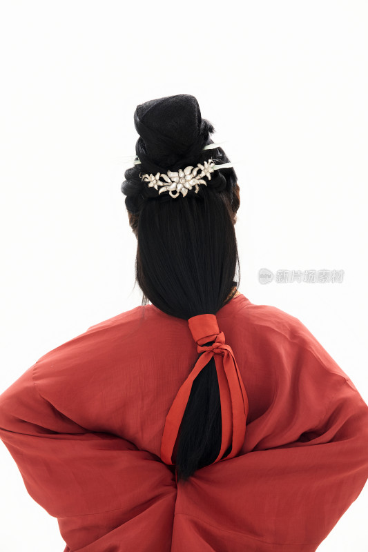 白色背景下穿着中国春秋战国时代服饰的少女
