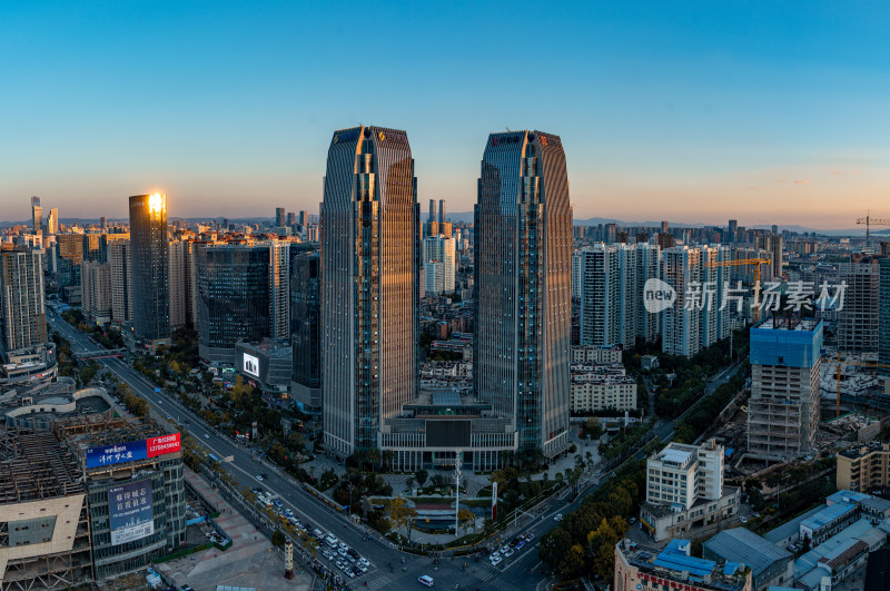 俯瞰昆明云投中心双塔夜景