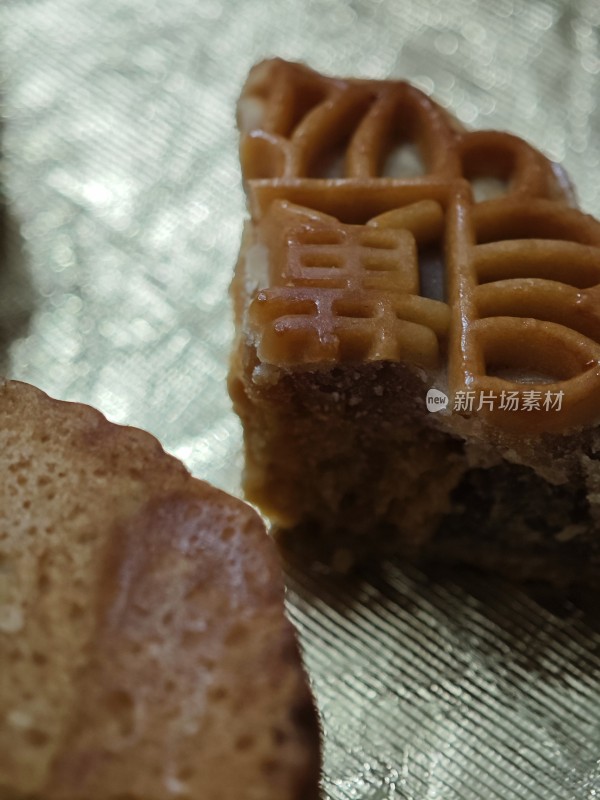 切开的月饼展示内部馅料特写