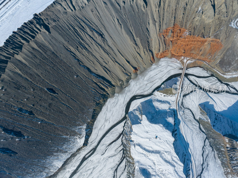 航拍新疆冬季安集海大峡谷雪景雪山山脉河流