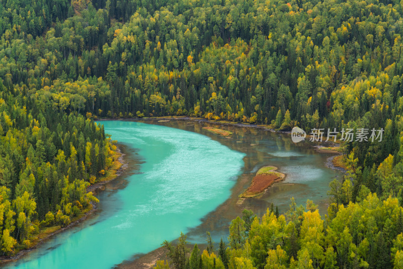 航拍新疆喀纳斯月亮湾秋景