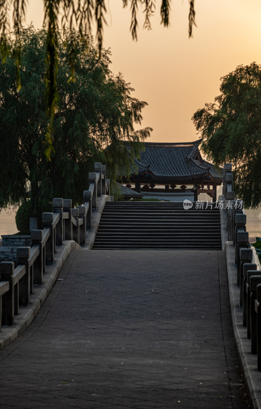 济南大明湖风景区雾色日出景点景观城市风光