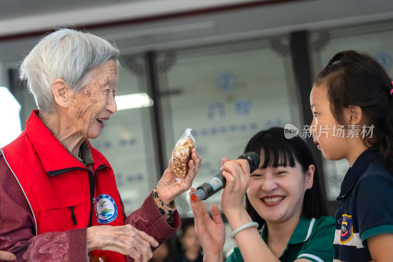 重阳节穿红衣服的银发老人