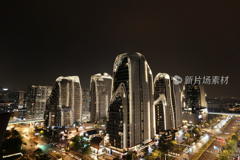夜间夜空照明建筑物的高角度视图