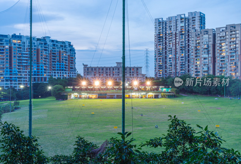 高尔夫练习场绿色草坪夜景与住宅园林景观