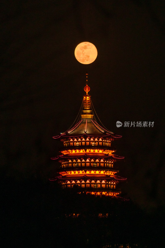 满月下的古典楼阁夜景