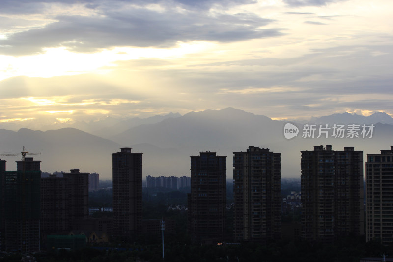 傍晚时分的成都市温江区建筑风光