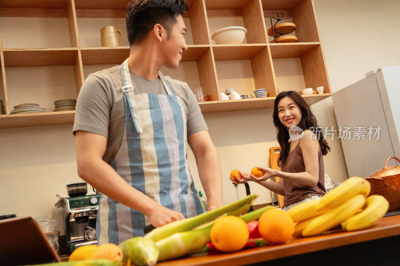 青年夫妇在家做饭